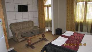 Отель Hotel Old Avlabari Тбилиси Четырехместный номер с ванной комнатой-2