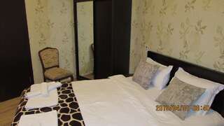 Отель Hotel Old Avlabari Тбилиси Четырехместный номер с ванной комнатой-3